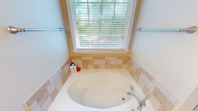 Building Photo - 5 Bedrooms with Golf Course Views in Carol...