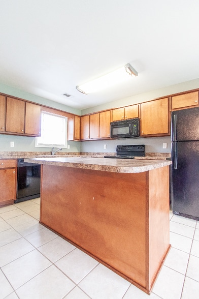 Building Photo - 2 Cal Rd