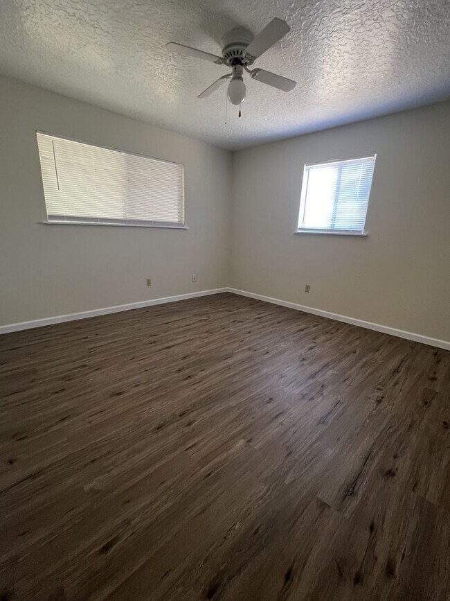 Building Photo - Suzette 3