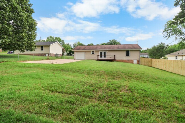 Building Photo - 931 Poppy Dr