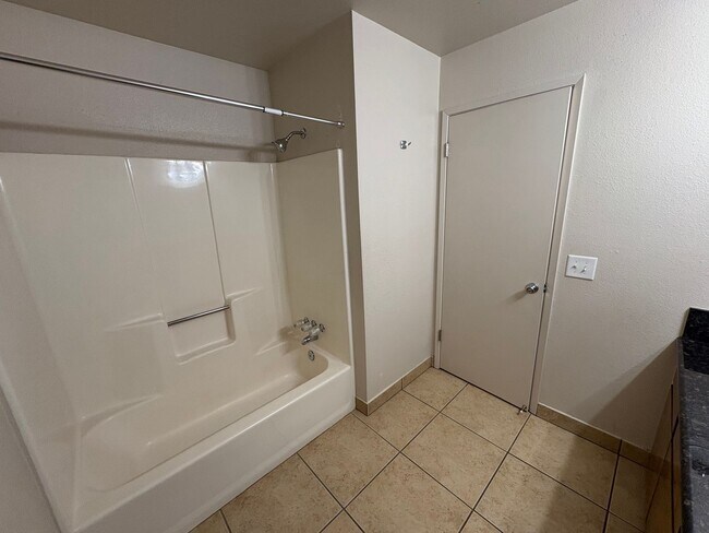 Building Photo - Cozy Home On Spacious Lot In Tulare Available Now!
