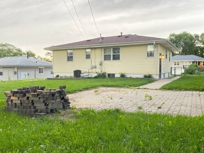 Building Photo - Beautiful 3 bed 1 bath house, over sized driveway, garage and fenced in back yard $1,695  [Move-i...