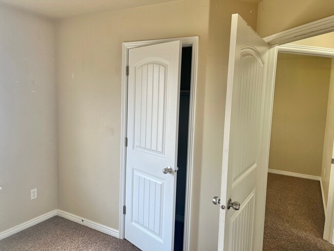 Building Photo - West Park Town House #55