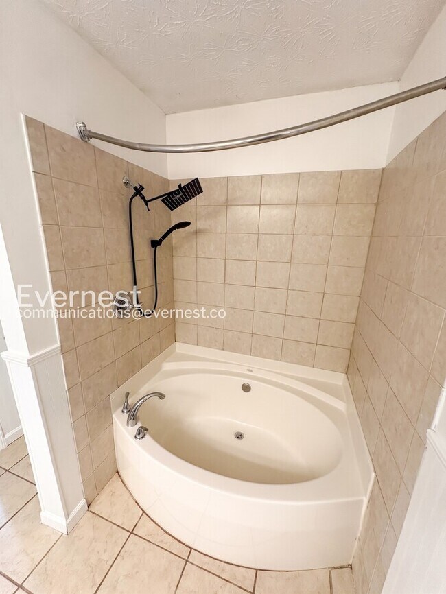 Building Photo - Spacious  Home with Deck, Patio, and Garage! / 3 Bed, 2 Bath / Available now!
