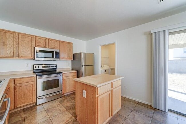 Building Photo - READY TO VIEW NOW! Spacious 3 Bed 2 Bath home in the Estrella Neighborhood