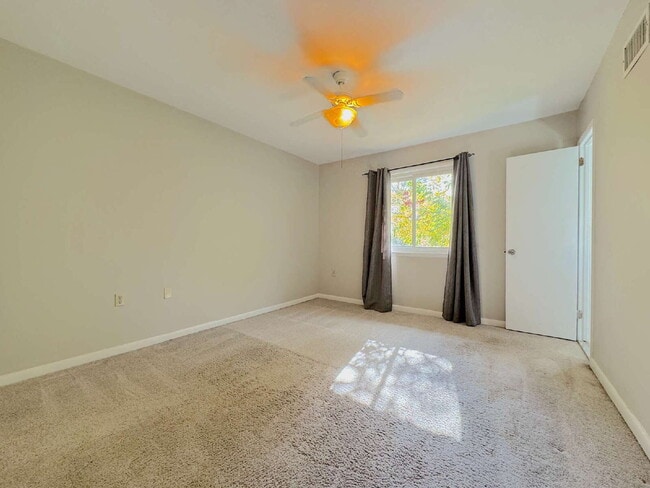 Building Photo - Charming Reston Townhome in a Prime Location