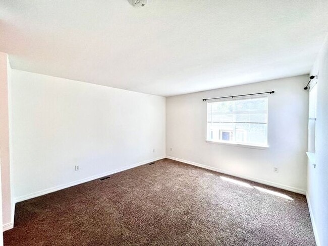Building Photo - 2 Bedroom, 1.5 Bathroom Condo Only Seconds...