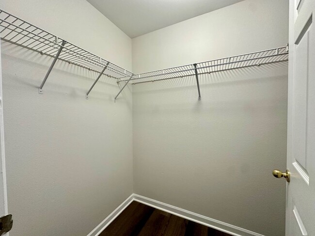 Building Photo - 2 Bed/2 Bath Condo, Gated security, Tons o...