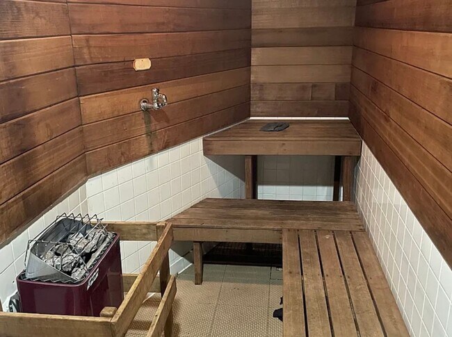 Building Photo - Freshly Updated, Stylish 2 bed 2 bath Condo in Bloomington