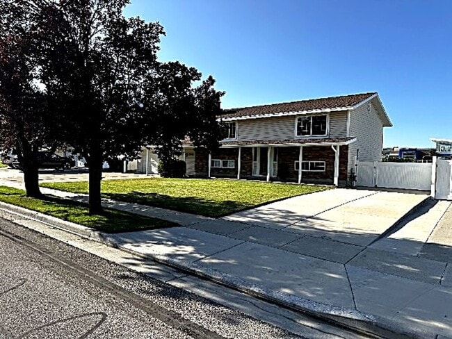 Building Photo - Beautifully Updated Two-Story Home in Sandy — Mountain Views & Big Backyard!