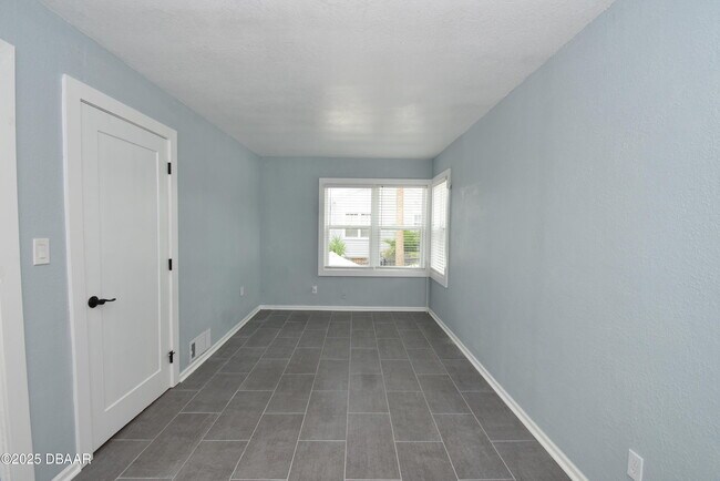 Building Photo - 403 N Oleander Ave