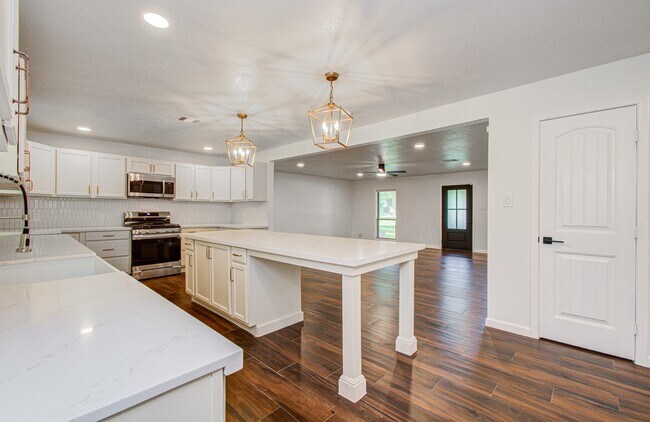 Building Photo - 6930 S Oak Bend Dr