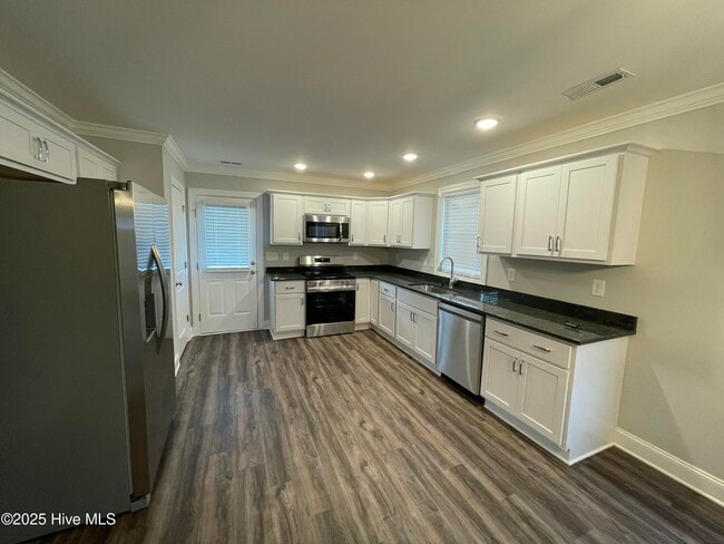 Building Photo - 712A Sarah Rebecca Dr