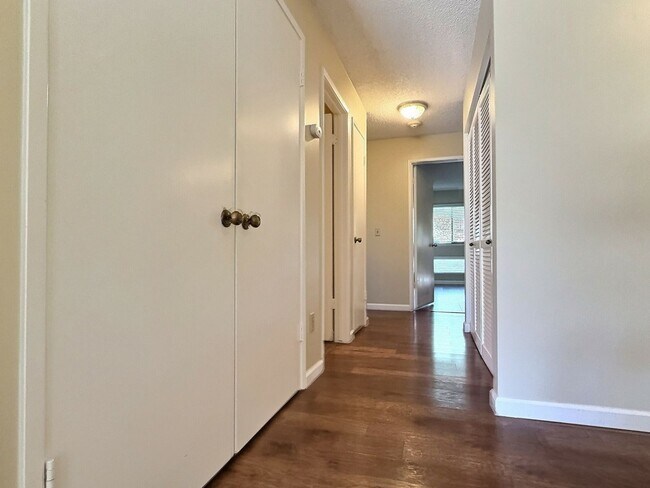 Building Photo - 3 BD/2 BA Gorgeous Pet-Friendly Home in Fa...