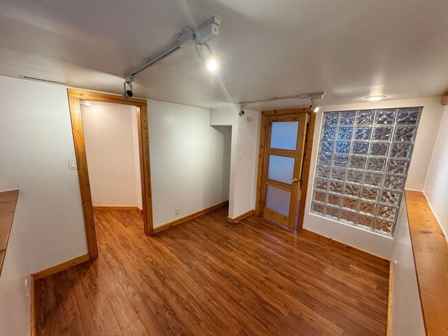 Building Photo - Updated 1 Bedroom Apartment – ½ Block from KSU!