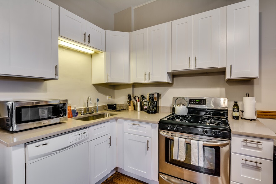 Updated kitchen - 1648 N Oakley Ave