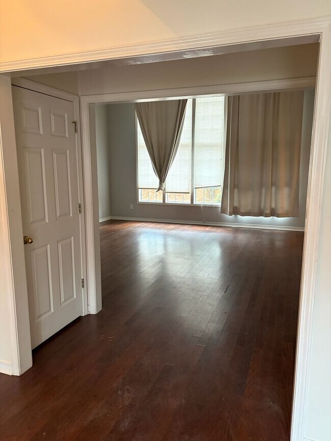 Building Photo - 2 story 3 bed/ 2.5 bath home