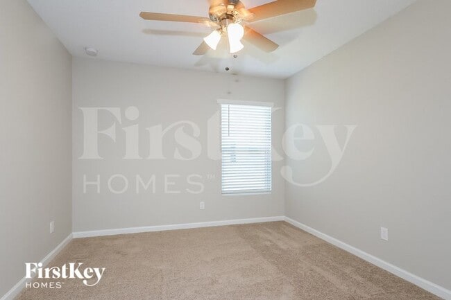 Building Photo - 1992 SW Sunglow St