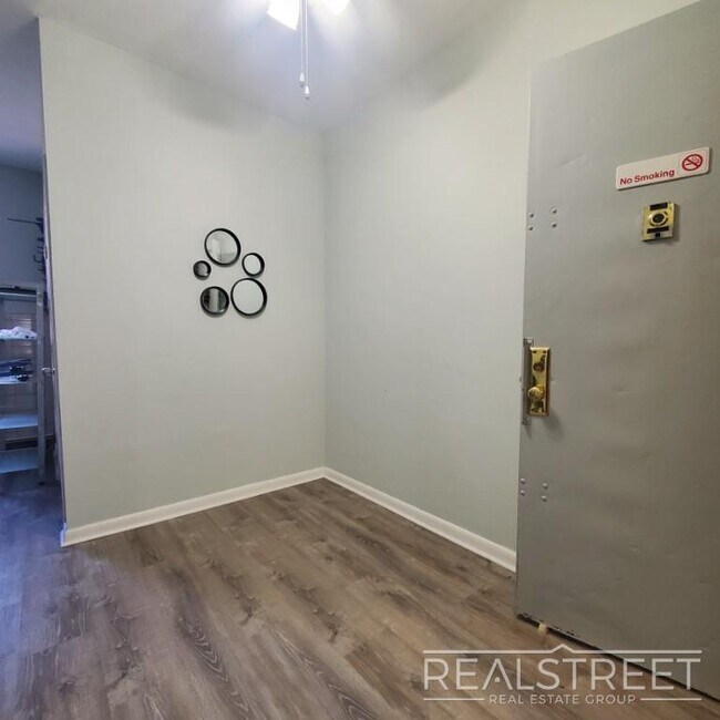 Building Photo - Large 2BR Railroad Apartment with EIK and ...