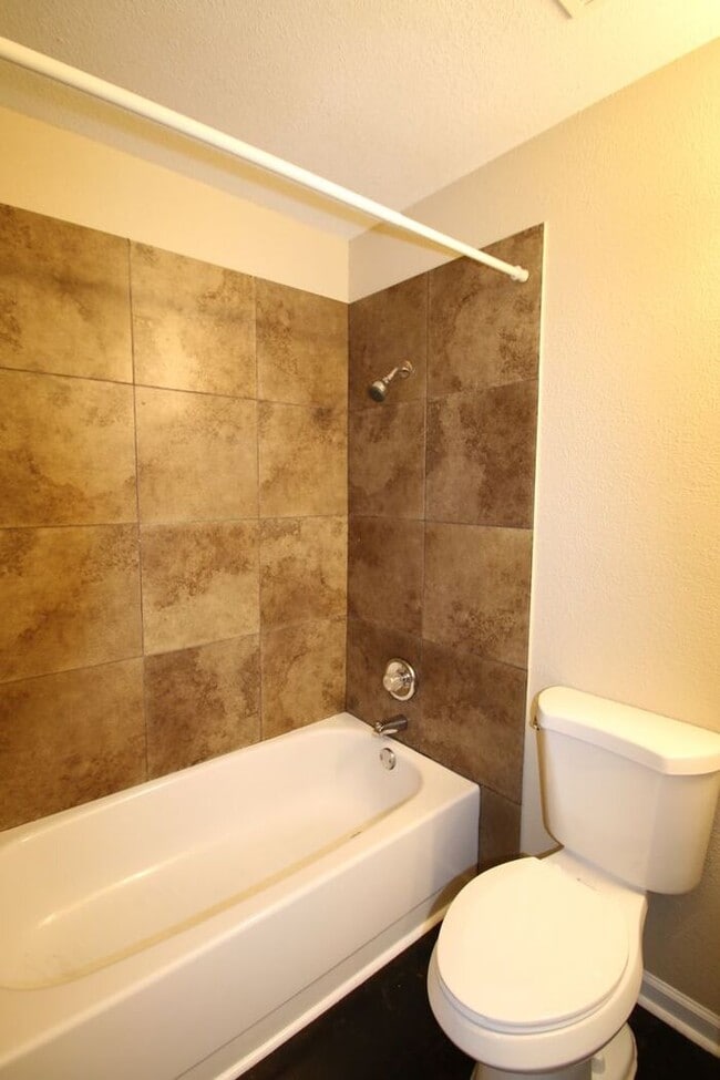 Building Photo - ~ Gorgeous 3 Bedroom 2 Bathroom Home ** La...
