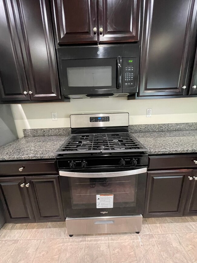 Building Photo - Gorgeous 3 BD/ 2.5 BA Townhouse Available ...
