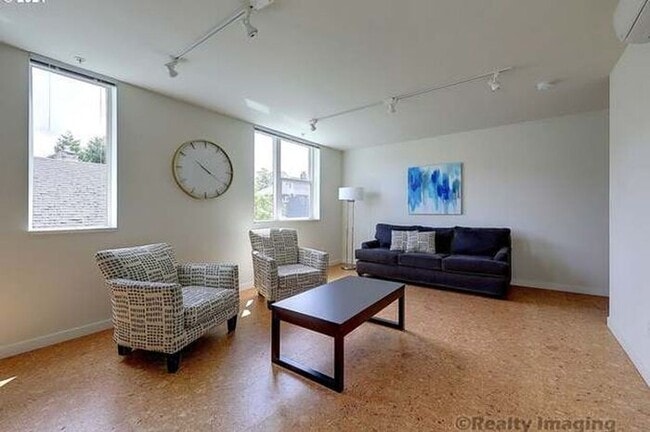 Building Photo - First Floor Front Facing Vibrant Stylish O...