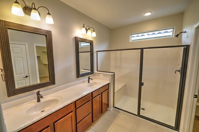 Building Photo - 4 Bedroom with new carpet and new interior paint in Saguaro Trails!