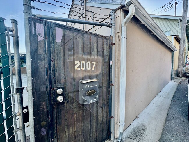 Building Photo - Cozy Oakland 2Bed/1Ba Home in a Private St...