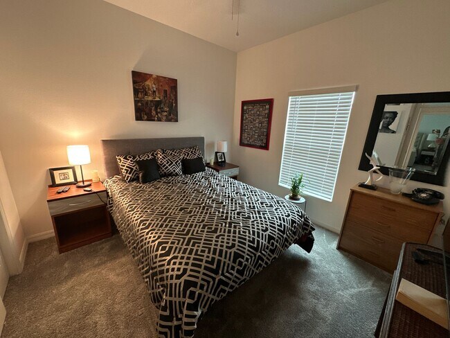 Building Photo - Beautiful 4 bedroom, 2 bathroom home near ...