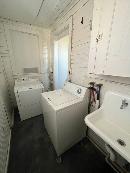 Building Photo - 216-218 Tinkler St