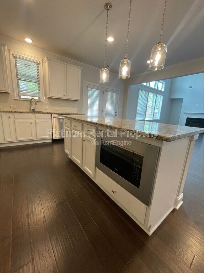 Building Photo - 1825 Dahlia Dr