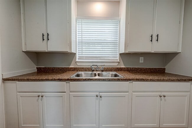 Building Photo - 7621 Sundown Dr