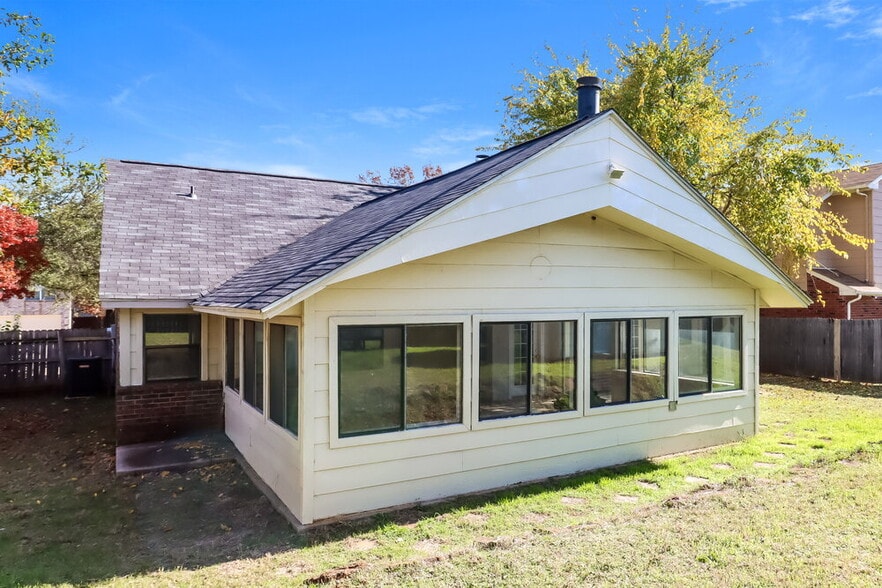 Building Photo - 2605 Mountainview Dr