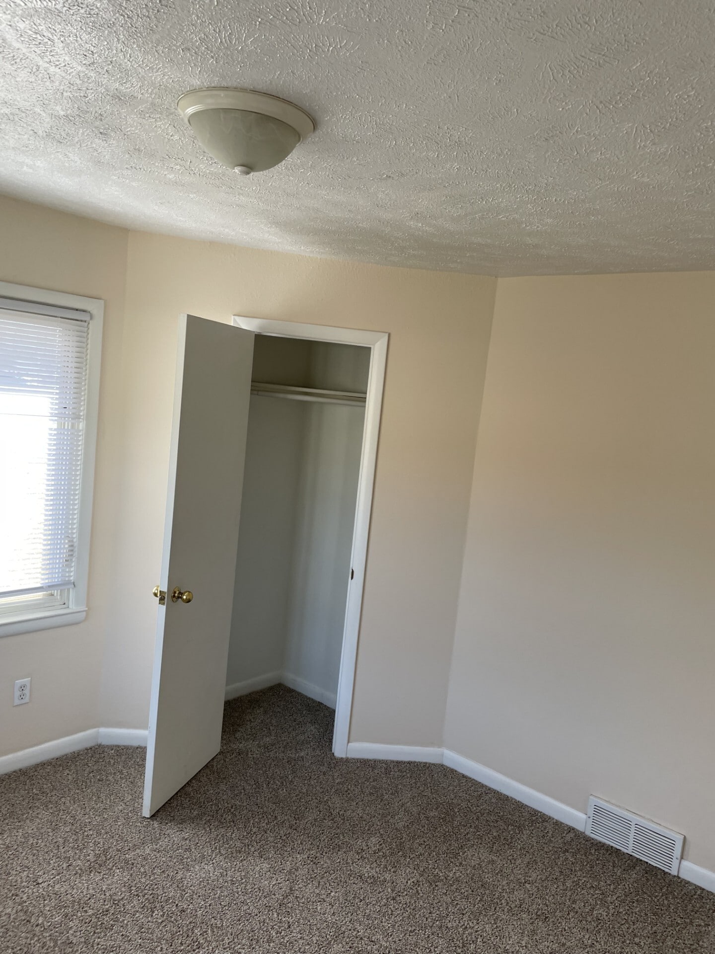 Closet Bed 1 - 310 Galvin Rd N