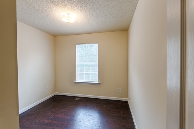 Building Photo - 31 Middlebrook Dr