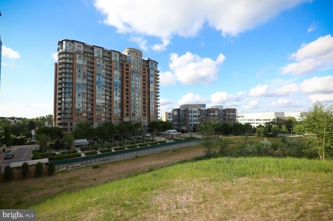 Building Photo - 8220 Crestwood Heights Dr