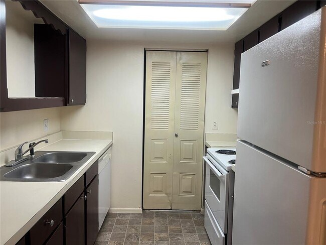 Building Photo - 421 SW 67th Terrace
