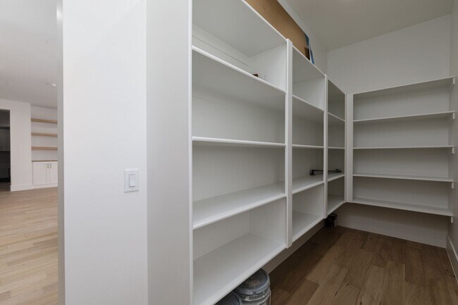 Building Photo - Stunning 5 bed 4 bath with RV Garage