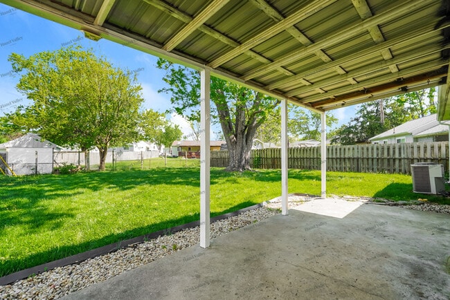 Building Photo - 3871 Laguna Dr