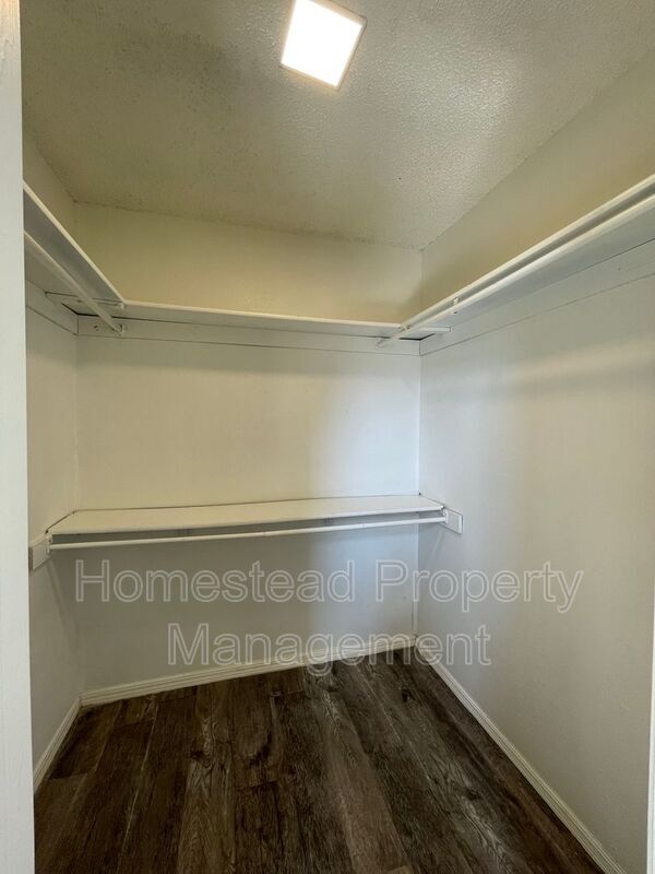 Building Photo - 8937 N Eagle Ln