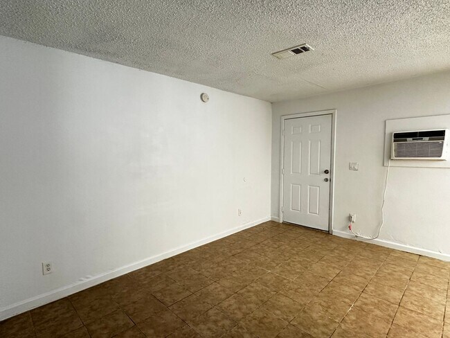Building Photo - 14005 N Palm St