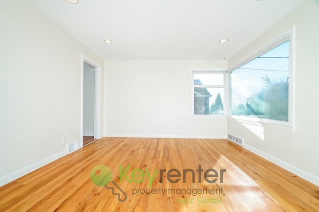Building Photo - **Rent Special** Elegant Three Bedroom Hom...