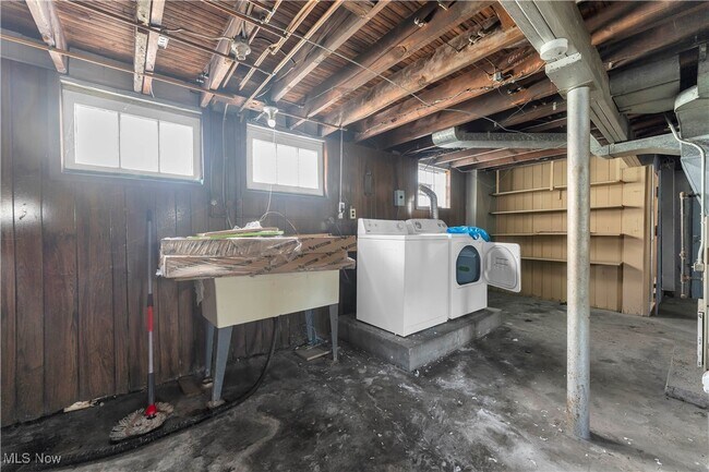 Building Photo - 9806 Sladden Ave