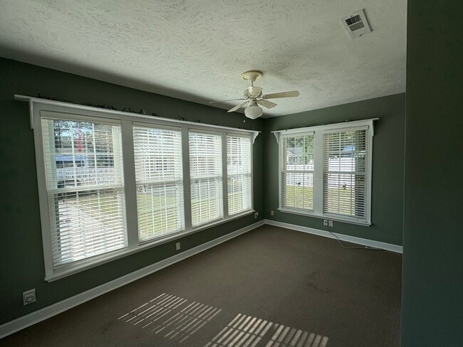 Building Photo - 886 Castlewood Dr