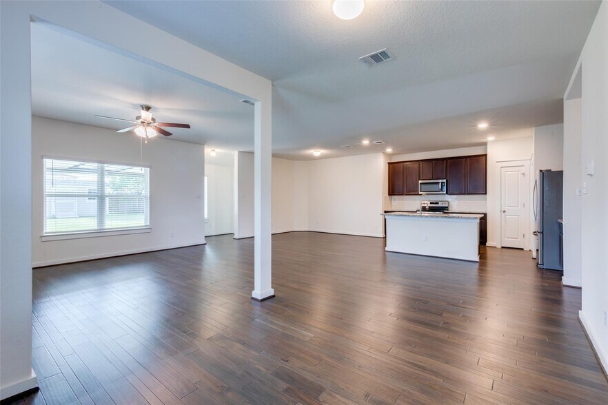 Building Photo - 741 Carol Dr