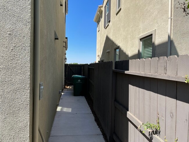 Building Photo - 8665 Mahonia Dr