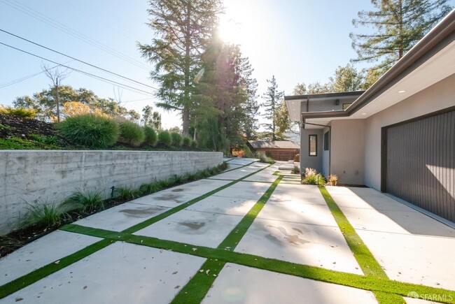 Building Photo - 81 Estates Dr