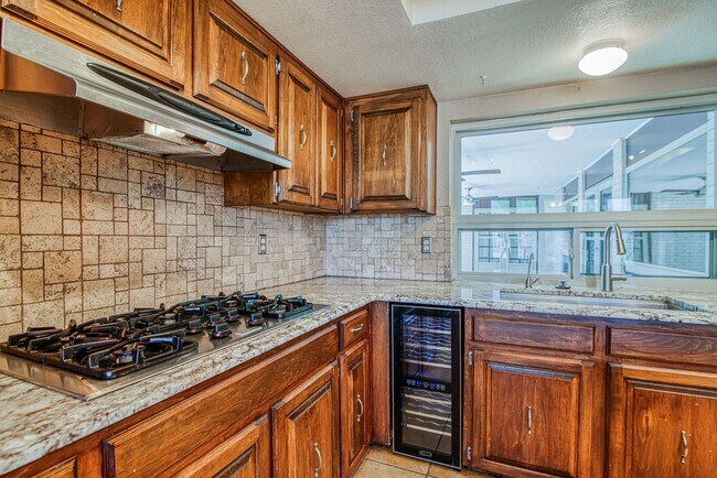 Building Photo - Stunning eastside rental in highly desirable area!