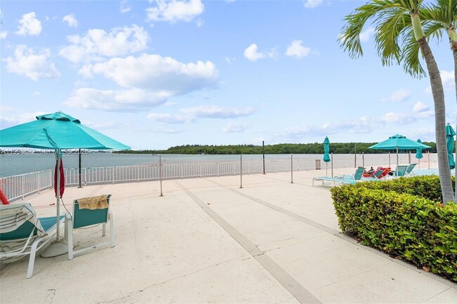 Building Photo - 500 Bayview Dr