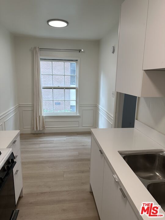 Building Photo - 325 N Palm Dr